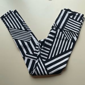 Victoria’s Secret printed leggings. Size: XS